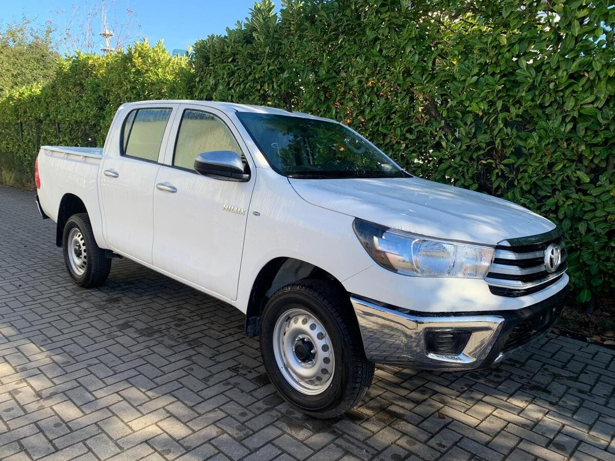 Toyota Hilux 2.4l turbo diesel double cabine base